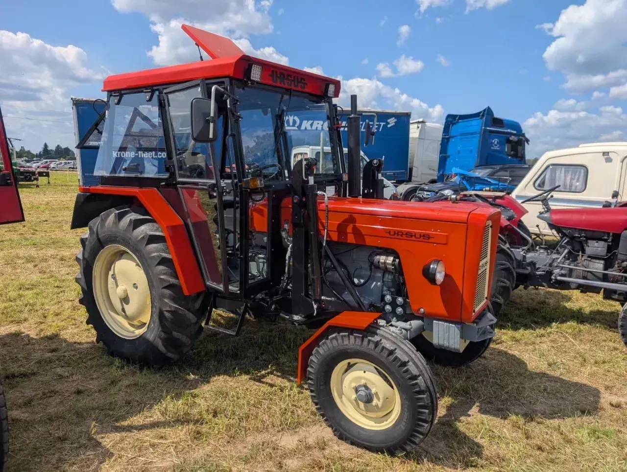 Czerwony Ursus C-360, klasyk polskiego rolnictwa. Zastanawiasz się, ile waży ciągnik C 360? Ten model to ok. 2,5 tony.