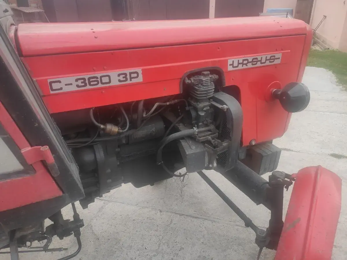 Czerwony Ursus C-360 3P, klasyk polskiej motoryzacji. Ile km ma ten legendarny traktor?