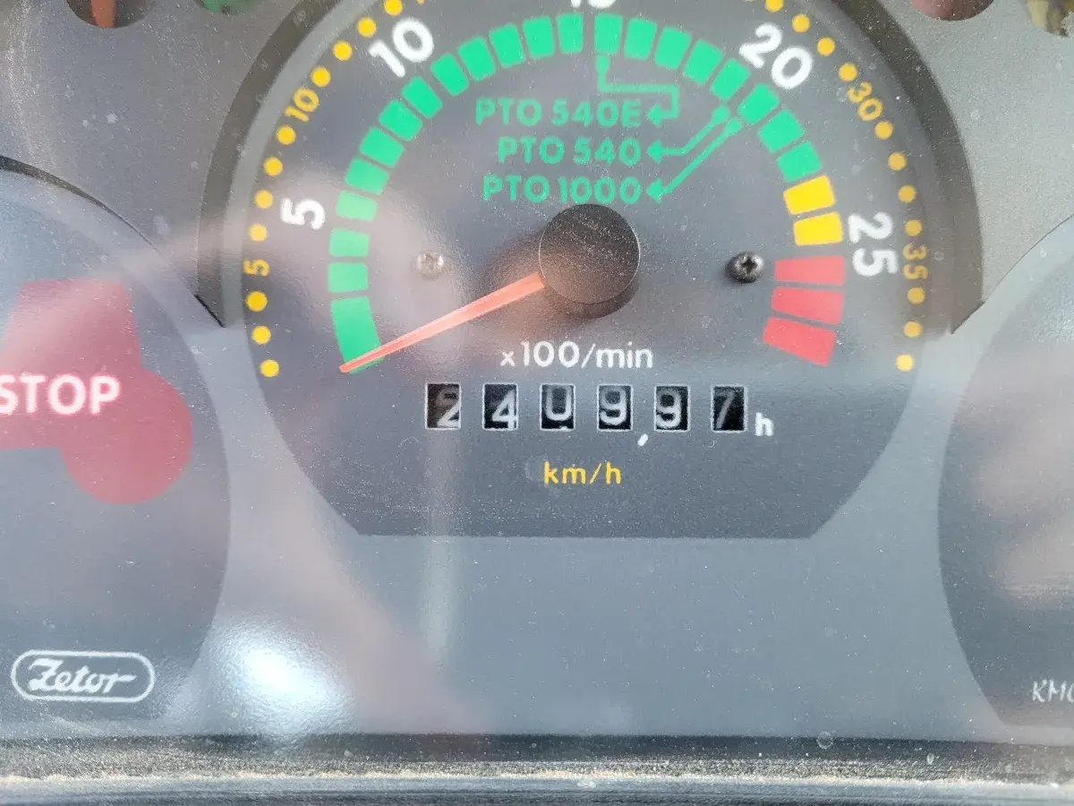 Zegar ciągnika Zetor pokazuje 240997 motogodzin. Czerwony wskaźnik STOP jest widoczny.