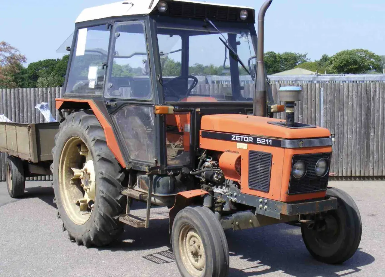 Pomarańczowy Zetor 5211 z przyczepą. Poznaj zetor 5211 dane techniczne i możliwości tego ciągnika.