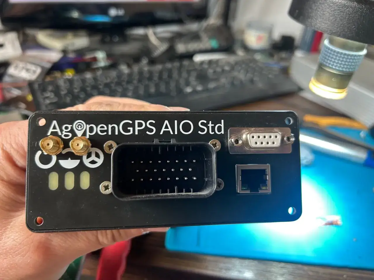 AgOpenGPS AIO Std – moduł z dwoma złączami antenowymi, złączem DB9, portem Ethernet i wielopinowym złączem.