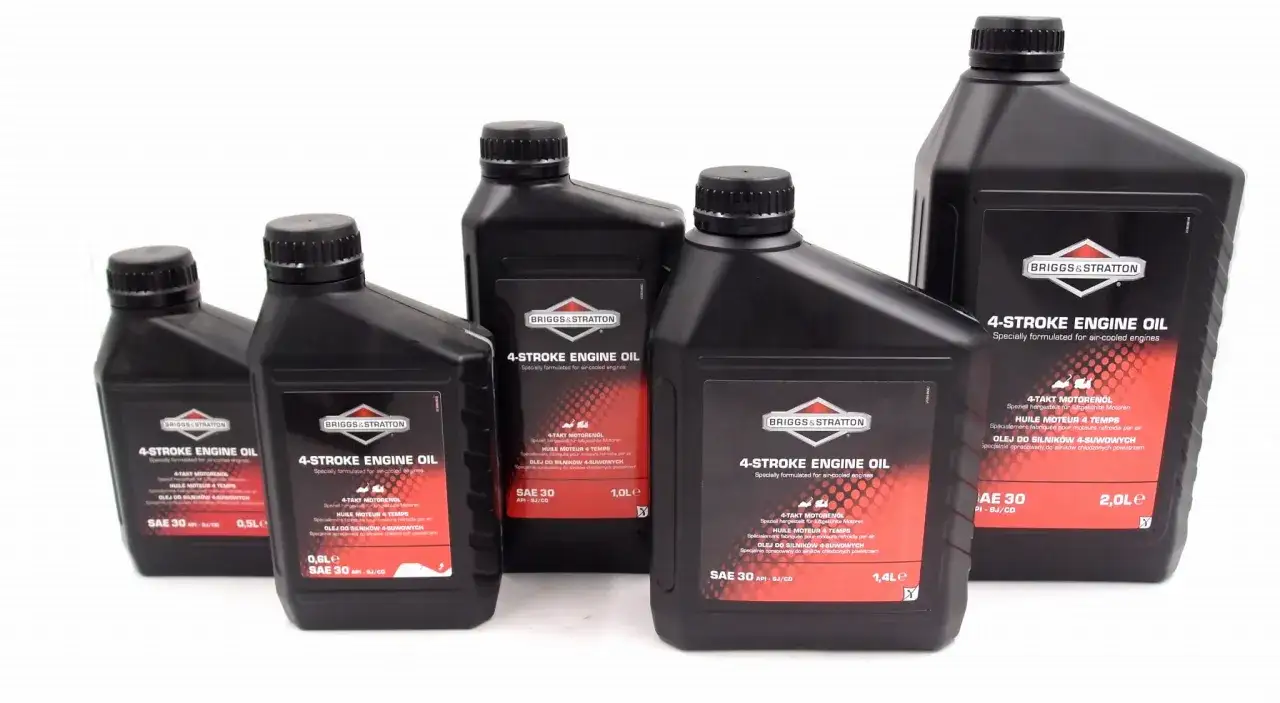 Butelki oleju Briggs & Stratton SAE 30. Jaki olej do kosiarki? Ten specjalnie formułowany olej do silników chłodzonych powietrzem zapewni długą żywotność Twojej maszynie.