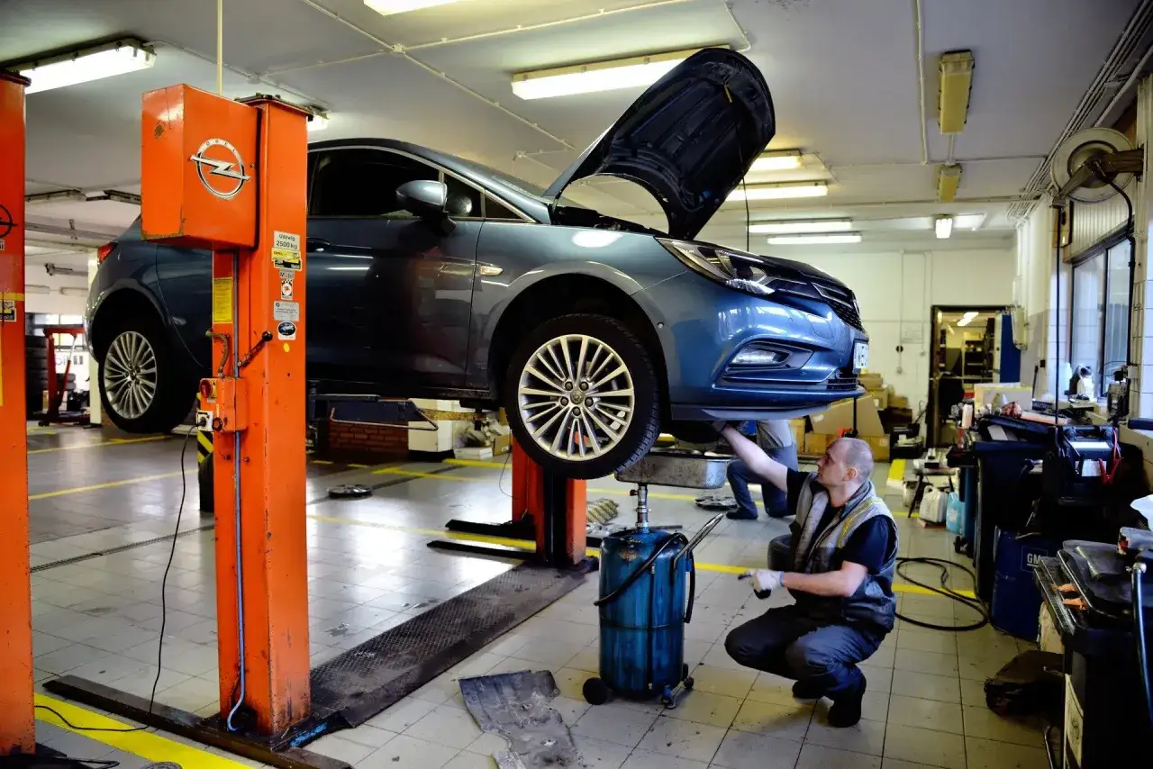 Mechanik wymienia olej w dieslu. Sprawdź, co ile wymiana oleju w dieslu jest zalecana, by silnik służył latami.