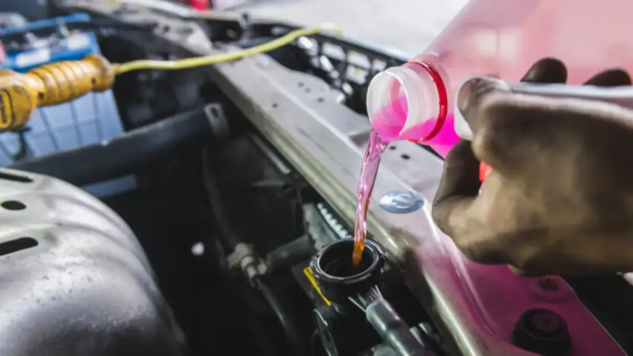 Zdjęcie Ile płynu do chłodnicy Peugeot 206? Sprawdź, aby uniknąć problemów.