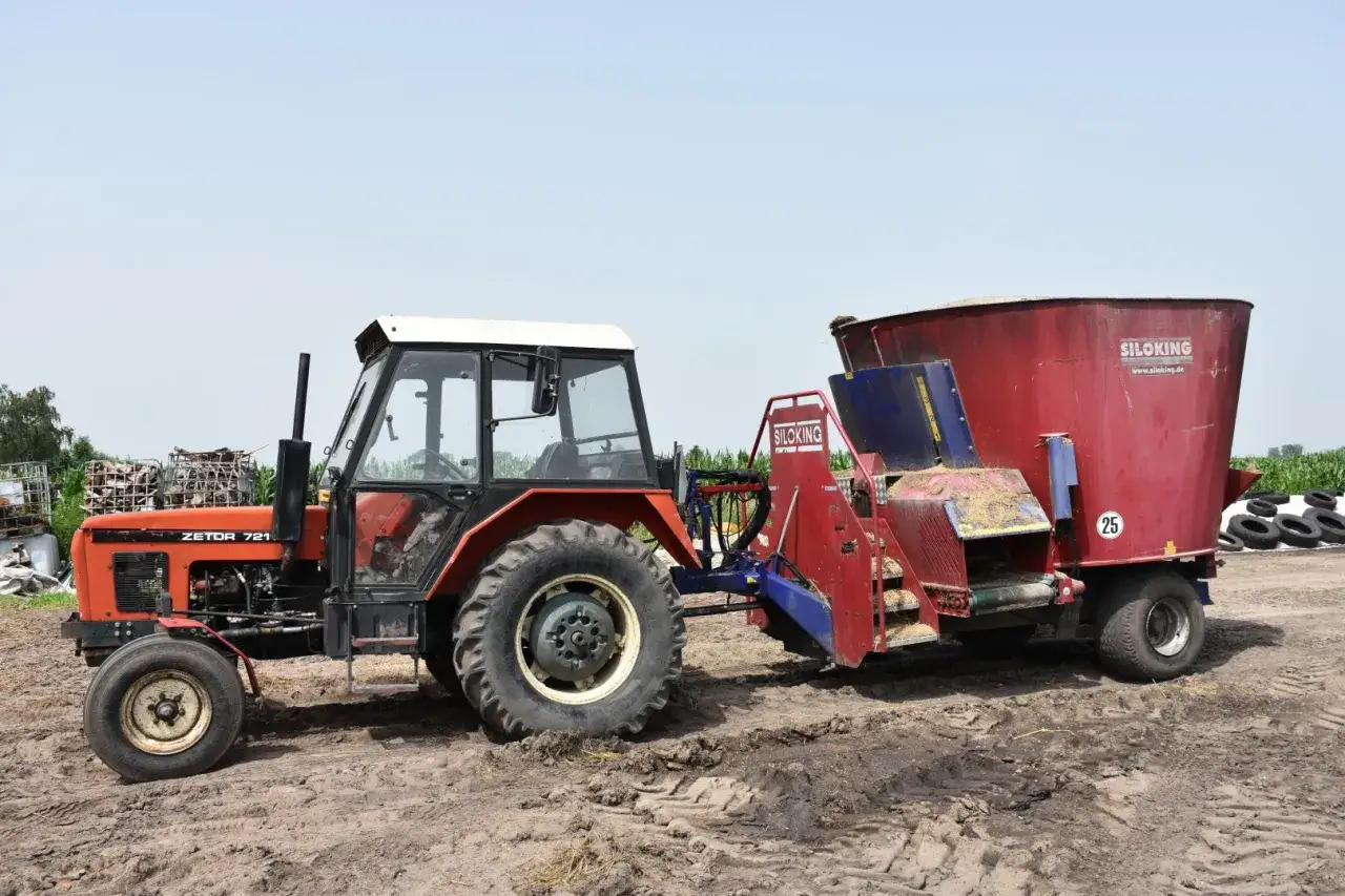 Czerwony Zetor 7211 z przyczepą paszową Siloking. Ten model Zetor 7211 ma 72 KM.