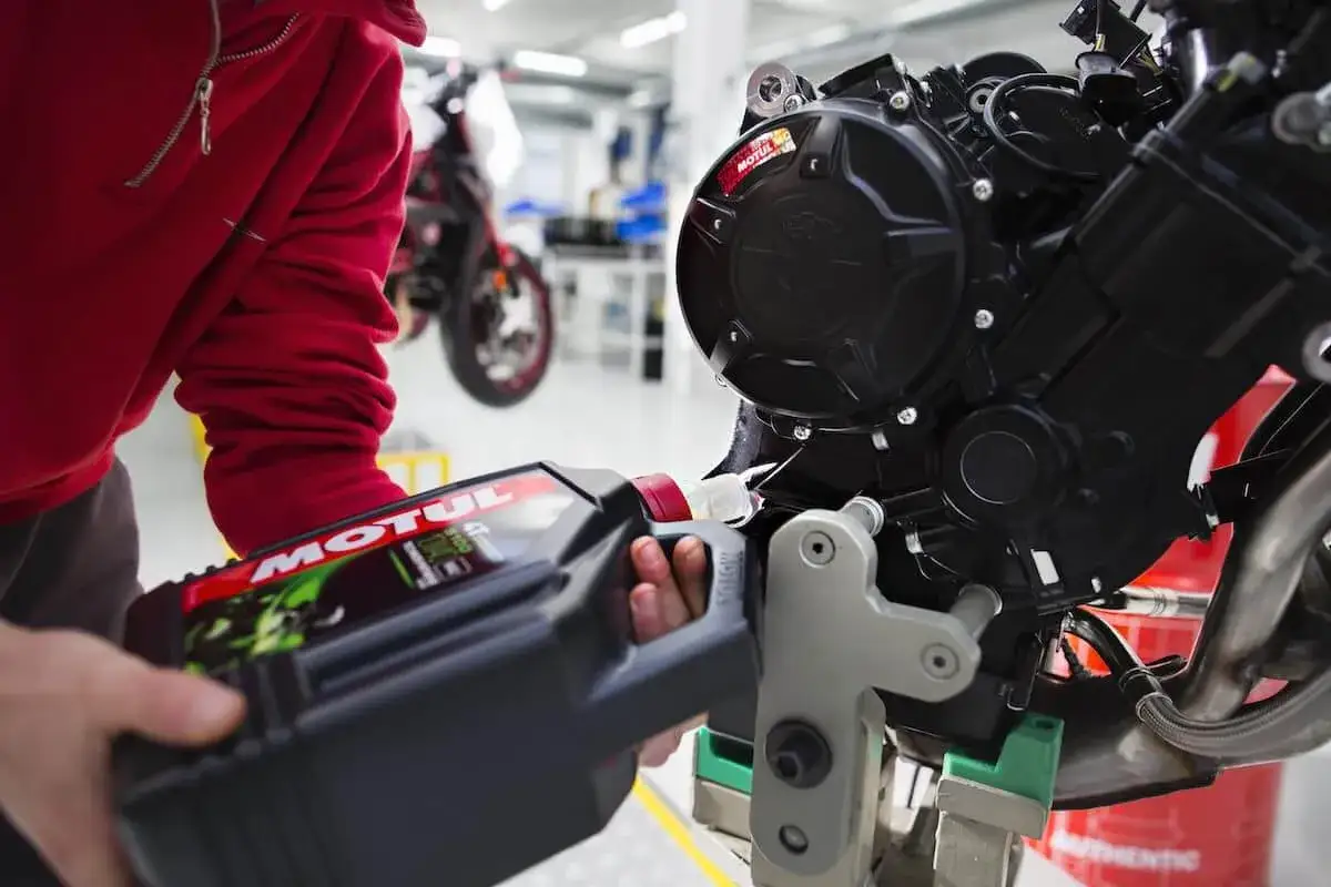 Zdjęcie Ile kosztuje wymiana oleju w motocyklu? Sprawdź, by nie przepłacić